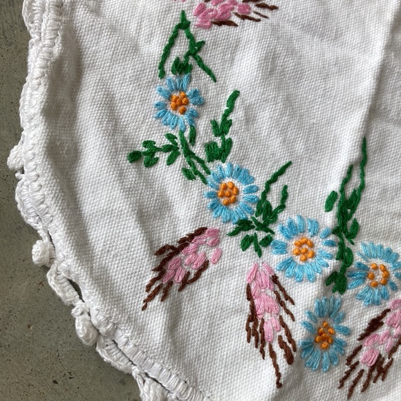 Antique textile. From estate. Embroidered pink blue yellow. Ready to rep… - Picture 2 of 7